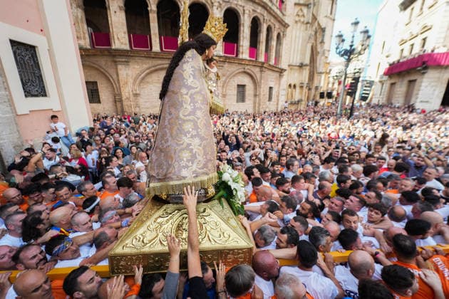 News Bilder des Tages Transfer of the pilgrim image of the Mare de Déu in Valencia Hundreds of people participate in the traditional transfer of the pilgrim image of the Virgen de los Desamparados, on May 10, 2026, in Valencia, Valencian Community Spain On the occasion of the feast of the Mare de Déu dels Desamparats, patron saint of Valencia and the Valencian Community, Valencia celebrates the Transfer of the pilgrim image of the Mare de Déu from the Basilica to the Cathedral, celebrates the Transfer of the pilgrim image of the Mare de Déu from the Basilica to the Cathedral In addition, Valencia hosts numerous religious and festive events, such as the Misa de Descoberta, the Missa d Infants, and the general procession with the image of the Mare de Déu 10 MAY 2 Copyright: xJorgexGilx 7512283