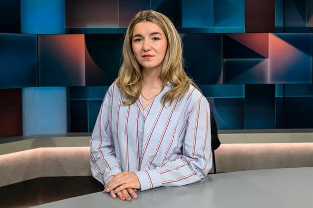 in the picture v l Caro Worbs host the podcast too many tabs and report for ARD from Vienna about the ESC, , GER, Berlin, hart aber fair Polittalk, TV, format, with presenter Louis Klamroth, Das Erste, Das Thema Mehr als Musik Wie politisch ist der ESC 11 05 2026, Copyright: HMBxMedia UwexKoch