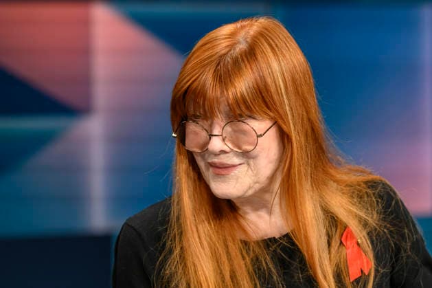 in the picture from l Katja Ebstein actress and singer, three times in the top three at the Grand Prix, GER, Berlin, hart aber fair Polittalk, TV, format, with presenter Louis Klamroth, Das Erste, Das Thema Mehr als Musik How political is the ESC 11 05 2026, Copyright: HMBxMedia UwexKoch