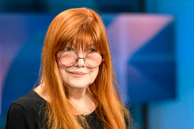 in the picture from l Katja Ebstein actress and singer, three times in the top three at the Grand Prix, GER, Berlin, hart aber fair Polittalk, TV, format, with presenter Louis Klamroth, Das Erste, Das Thema Mehr als Musik How political is the ESC 11 05 2026, Copyright: HMBxMedia UwexKoch