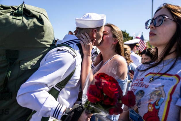 May 16, 2026, Norfolk, Va, USA: Aviation Support Equipment Technician Second Class Petty Officer Stephen Smith shares a kiss with his wife, Amanda, after disembarking from the USS Gerald R. Ford at Naval Station Norfolk following an 11-month deployment, on Saturday, May 16, 2026, in Norfolk, Virginia. Norfolk USA - ZUMAm67_ 20260516_zaf_m67_002 Copyright: xKendallxWarnerx