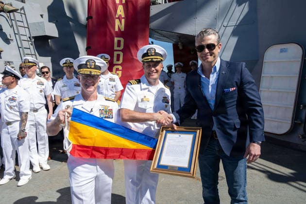 May 18, 2026, Norfolk, Va, United States of America: U.S. Defense Secretary Pete Hegseth, right, and Adm. Daryl Caudle, Chief of Naval Operations, left, pose with the Arleigh Burke-class guided-missile destroyer USS Mahan Commanding Officer Cdr. Chris Cummins during the homecoming celebration for the Ford-class super carrier, USS Gerald R. Ford at Naval Station Norfolk, May 16, 2026, in Norfolk, Virginia. The ship returned following a historic 11-month deployment sailing over 57,713 nautical miles. Norfolk United States of America - ZUMAp138 20260518_zaa_p138_046 Copyright: xMc1xJohnxBellino UsxNavyx