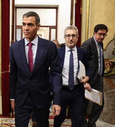 First session of control to the Government in Congress after Zapateros imputation I D The President of the Government, Pedro Sánchez, the Minister of Finance, Arcadi Espana, and the Minister for Digital Transformation and the Civil Service, Óscar López, on their way out of a session of control to the Government, in the Congress of Deputies, on May 20, 2026, in Madrid Spain The Government faces the first control session after the imputation of Zapatero for alleged crimes of criminal organization and influence peddling and the Andalusian elections In addition, Marlaska will face the opposition after the death of two civil guards in Huelva and the deputies will vote on whether or not to extend the military embargo to Israel to the police mate Copyright: xMartaxFernandezx 7535929