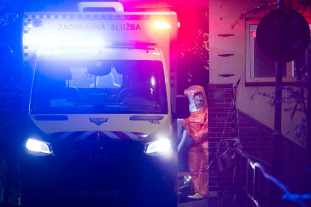 News Bilder des Tages US citizen, who was in contact with person who contracted Ebola in Africa, arrived in Prague Bulovka University Hospital during the night and is to be treated in isolation there for three weeks, May 21, 2026. The man will spend his isolation at the Clinic of Infectious Diseases at Bulovka Teaching Hospital, which has a special biobox for such cases, an airtight, transparent tent inside a room with its own air filtration system. It is not yet clear whether the man has contracted Ebola. According to available information, he has no symptoms. Until symptoms appear, Infectious Diseases Clinic head Hana Rohacova said, he will only be monitored at the hospital and will not undergo any tests. If symptoms do appear, Czechia will send his samples to CTKPhotoP2026052100350