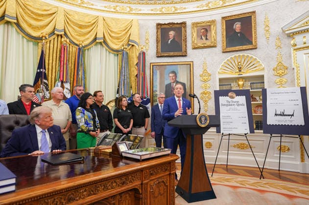 May 21, 2026, Washington, District Of Columbia, USA: WASHINGTON, DC - MAY 21: Lee Zeldin, Director, United States Environmental Protection Agency (EPA), right, speaks at an event with U.S. President Donald Trump on May 21, 2026 in the Oval Office at the White House in Washington, D.C. Trump said he would rescind Biden-era regulations on refrigerators and air conditioners Washington USA - ZUMAs152 20260521_faa_s152_018 Copyright: xAlxDragox-xPoolxviaxCNPx