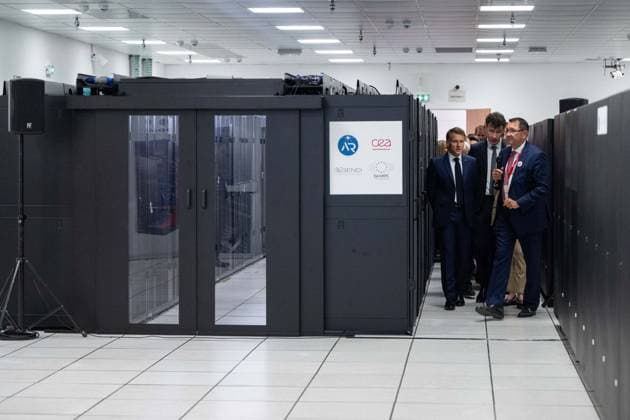 Emmanuel Macron, President of the French Republic, walks through the facilities of the Alice Recoque supercomputer site during a visit to the European Forum on Computing Power, Quantum Sciences and Technologies, and Semiconductors at the Very Large Computing Center of the Commissariat à lénergie alternative et à lénergie atomique CEA in Bruyères le Châtel, au sud de Paris, le 22 mai 2026 Grégoire Campione Pool Bestimage French President during a visit to the European Forum on Computing Power, Quantum Sciences and Technologies, and Semiconductors at the Very Large Computing Centre of the French Alternative Energies and Atomic Energy Commission CEA in Bruyeres le Chatel, south of Paris, France, on May 22, 2026 Bruyères le Châtel France Copyright: xGrà goirexCampione Pool BestimagexGrà goirexCampione Pool Bestimagex