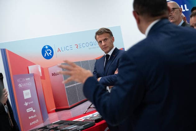 Emmanuel Macron, President of the French Republic during a visit to the European Forum on Computing Power, Quantum Sciences and Technologies, and Semiconductors at the Very Large Computing Center of the Commissariat à lénergie alternative et à lénergie atomique CEA in Bruyères le Châtel, au sud de Paris, le 22 mai 2026 Grégoire Campione Pool Bestimage French President during a visit to the European Forum on Computing Power, Quantum Sciences and Technologies, and Semiconductors at the Very Large Computing Centre of the French Alternative Energies and Atomic Energy Commission CEA in Bruyeres le Chatel, south of Paris, France, on May 22, 2026 Bruyères le Châtel France Copyright: xGrà goirexCampione Pool BestimagexGrà goirexCampione Pool Bestimagex