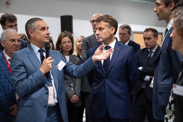 Emmanuel Macron, President of the French Republic, right, listens to Patrick Pailloux, Délégué Général à lArmement DGA, left, during a visit to the European Forum on Computing Power, Quantum Sciences and Technologies, and Semiconductors at the Centre de Calcul à Très Grande Scale de la Commission de lEnergie Atomique et des Energies Alternatives CEA in Bruyères le Châtel, au sud de Paris, le 22 mai 2026 Grégoire Campione Pool Bestimage French President during a visit to the European Forum on Computing Power, Quantum Sciences and Technologies, and Semiconductors at the Very Large Computing Centre of the French Alternative Energies and Atomic Energy Commission CEA in Bruyeres le Chatel, south of Paris, France, on May 22, 2026 Bruyères le Châ Copyright: xGrà goirexCampione Pool BestimagexGrà goirexCampione Pool Bestimagex