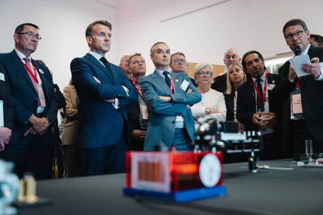 Emmanuel Macron, President of the French Republic listens to the presentation of supercomputer components during a visit to the European Forum on Computing Power, Quantum Sciences and Technologies, and Semiconductors at the Very Large Computing Center of the Atomic Energy and Alternative Energies Commission CEA in Bruyères le Châtel, au sud de Paris, le 22 mai 2026 Grégoire Campione Pool Bestimage French President during a visit to the European Forum on Computing Power, Quantum Sciences and Technologies, and Semiconductors at the Very Large Computing Centre of the French Alternative Energies and Atomic Energy Commission CEA in Bruyeres le Chatel, south of Paris, France, on May 22, 2026 Bruyères le Châtel France Copyright: xGrà goirexCampione Pool BestimagexGrà goirexCampione Pool Bestimagex
