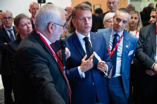 Emmanuel Macron, President of the French Republic listens to the presentation of supercomputer components during a visit to the European Forum on Computing Power, Quantum Sciences and Technologies, and Semiconductors at the Very Large Computing Center of the Atomic Energy and Alternative Energies Commission CEA in Bruyères le Châtel, au sud de Paris, le 22 mai 2026 Grégoire Campione Pool Bestimage French President during a visit to the European Forum on Computing Power, Quantum Sciences and Technologies, and Semiconductors at the Very Large Computing Centre of the French Alternative Energies and Atomic Energy Commission CEA in Bruyeres le Chatel, south of Paris, France, on May 22, 2026 Bruyères le Châtel France Copyright: xGrà goirexCampione Pool BestimagexGrà goirexCampione Pool Bestimagex