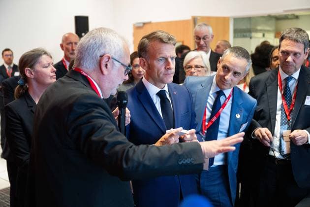 Emmanuel Macron, President of the French Republic listens to the presentation of supercomputer components during a visit to the European Forum on Computing Power, Quantum Sciences and Technologies, and Semiconductors at the Very Large Computing Center of the Atomic Energy and Alternative Energies Commission CEA in Bruyères le Châtel, au sud de Paris, le 22 mai 2026 Grégoire Campione Pool Bestimage French President during a visit to the European Forum on Computing Power, Quantum Sciences and Technologies, and Semiconductors at the Very Large Computing Centre of the French Alternative Energies and Atomic Energy Commission CEA in Bruyeres le Chatel, south of Paris, France, on May 22, 2026 Bruyères le Châtel France Copyright: xGrà goirexCampione Pool BestimagexGrà goirexCampione Pool Bestimagex