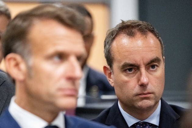 French Prime Minister Sébastien Lecornu, right, looks on as French President Emmanuel Macron listens attentively during a visit to the European Forum on Computing Power, Quantum Sciences and Technologies, and Semiconductors at the CEA Atomic Energy and Alternative Energies Commissions Very Large Computing Center in Bruyères le Châtel, au sud de Paris, le 22 mai 2026 Grégoire Campione Pool Bestimage French President during a visit to the European Forum on Computing Power, Quantum Sciences and Technologies, and Semiconductors at the Very Large Computing Centre of the French Alternative Energies and Atomic Energy Commission CEA in Bruyeres le Chatel, south of Paris, France, on May 22, 2026 Bruyères le Châtel France Copyright: xGrà goirexCampione Pool BestimagexGrà goirexCampione Pool Bestimagex