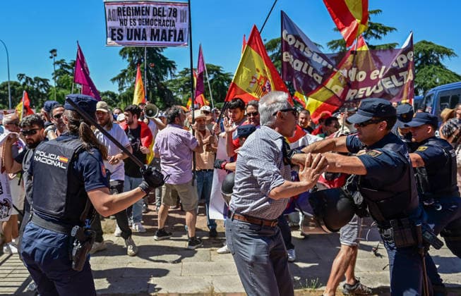 May 23, 2026, Madrid, Madrid, SPAIN: Thousands of demonstrators take part in a protest organized by Spanish civil society groups against the government of Prime Minister Pedro So¡nchez, criticizing what organizers describe as the administrationâ€⠢s political and institutional drift. Former figures linked to the Ciudadanos party, including Juan Carlos Girauta and Luis de Guindos de Quintos, attended the rally alongside former Vox-linked politician Alejo Vidal-Quadras. Activist Daniel Esteve, known for Desokupa, and businessman VoÂctor de Aldama, who is under judicial investigation in corruption-related cases, were also present. Riot police intervene following tensions at the end of the demonstration, after some protesters attempted - ZUMAz108 20260523_znp_z108_083 Copyright: xRichardxZubelzux