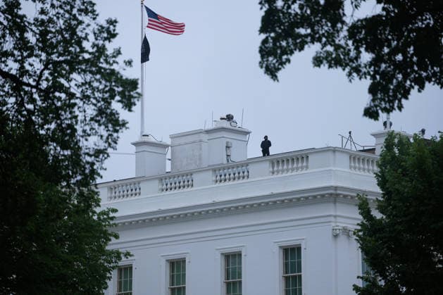 May 23, 2026, Washington, District Of Columbia, USA: US Secret Service officers respond following reports of alleged gun fire near the White House in Washington, DC, US, on Saturday, May 23, 2026. A man was shot by US Secret Service agents near the White House on Saturday after he opened fire with a handgun, according to a person familiar with the matter Washington USA - ZUMAs152 20260523_faa_s152_001 Copyright: xAaronxSchwartzx-xPoolxviaxCNPx
