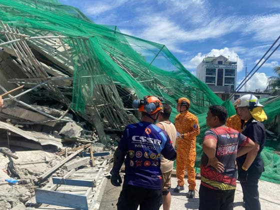 News Bilder des Tages Building collapsed in Philippines, trapping multiple people, killing at least one ANGELES, PAMPANGA PROVINCE, PHILIPPINES - MAY 24: (----EDITORIAL USE ONLY - MANDATORY CREDIT - BUREAU OF FIRE PROTECTION (BFP) HANDOUT - NO MARKETING NO ADVERTISING CAMPAIGNS - DISTRIBUTED AS A SERVICE TO CLIENTS----) Rescuers conduct search and rescue operations at the rubble of a building after it collapsed, in Angeles, Pampanga Province, Philippines, on May 24, 2026. One Malaysian national has been found dead, at least 24 were rescued alive and at least 21 are still missing, after the nine-storey building that was under construction collapsed, according to the local authorities. Search and rescue efforts are still underway. Bureau of Fire Protection H Copyright: x2026xAnadoluxBureauxofxFirexProtectionx xHandoutx