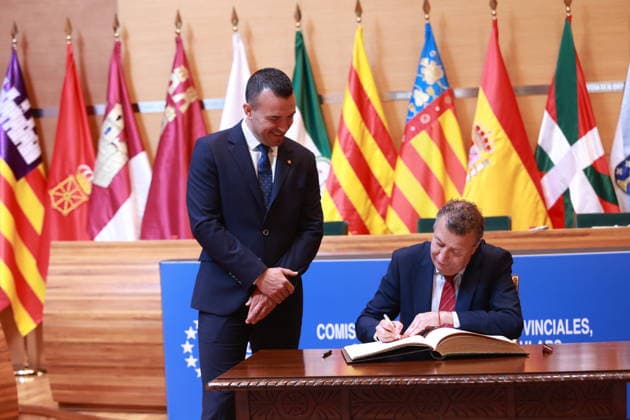 Valencia hosts the meeting of the Commission of Provincial Councils, Cabildos and Island Councils The President of the Provincial Council of Seville, Javier Fernandez, signs in the book of honor before participating in the meeting of the Commission of Provincial Councils, Cabildos and Island Councils, held in Valencia On May 25, 2026 in Valencia Spain The President of the Provincial Council of Seville, Javier Fernandez, has participated this Monday, May 25, in the Commission of Provincial Councils, Councils and Island Councils of the FEMP, held in Valencia and where the presidents of provincial and island governments across the country have addressed key issues related to funding, autonomy and updating procedures in these local administrat Copyright: xRocioxRuzx 7548267