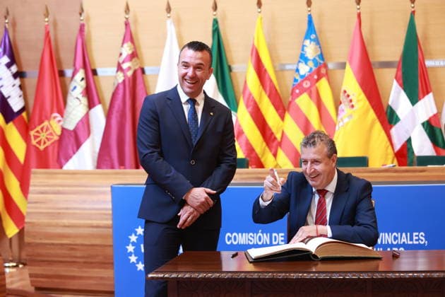 Valencia hosts the meeting of the Commission of Provincial Councils, Cabildos and Island Councils The President of the Provincial Council of Seville, Javier Fernandez, signs in the book of honor before participating in the meeting of the Commission of Provincial Councils, Cabildos and Island Councils, held in Valencia On May 25, 2026 in Valencia Spain The President of the Provincial Council of Seville, Javier Fernandez, has participated this Monday, May 25, in the Commission of Provincial Councils, Councils and Island Councils of the FEMP, held in Valencia and where the presidents of provincial and island governments across the country have addressed key issues related to funding, autonomy and updating procedures in these local administrat Copyright: xRocioxRuzx 7548268