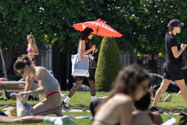 Paris, France May 27, 2026 - People lay on the lawns of Place des Vosges during the heat wave. Temperatures in the French capital are about 10 degrees higher than the seasonal average, with temperatures exceeding 30 degrees, reaching the threshold for a heat wave. METEO, CANICULE, FORTES CHALEURS, ILLUSTRATION, ESTIVAL, ESTIVALE, GENERIQUE, SOLEIL, TOURISME, SITE TOURISTIQUE, PARIS, VIGILANCE, VAGUE DE CHALEUR, CHANGEMENT CLIMATIQUE, PLACE DES VOSGES, JARDIN, PARC, Copyright: xVincentxIsorex