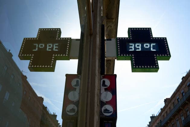Toulouse: First Heatwave Of The Year Due To Global Warming A pharmacy thermometer shows a temperature of 39?C during a heatwave in Toulouse, France, on May 27, 2026. France experiences its first heatwave of the year, with temperatures reaching 37?C in Toulouse. The heatwave is notable for its early occurrence and intensity, with numerous temperature records surpassed, particularly in the southwest. France s temperatures are 8 to 15?C above the May average. The heatwave is attributed to a phenomenon known as a heat dome, where hot air is trapped by cooler air. This event coincides with climate experts concerns that limiting global warming to +1.5?C, as agreed during the 2015 COP21 in Paris, may not be achievable, with France already 2.2?C a Copyright: xAlainxPittonx originalFilename: pitton-notitle260527_npr9a.jpg