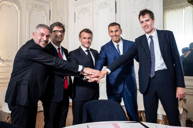 Choose France Business Summit - Paris Ahmed Yahia Al Idrissi, Managing Director and CEO of MGX, President of BPI Nicolas Dufourcq and Mistral CEO Arthur Mensch, French President Emmanuel Macron and Khaldoon Al Mubarak, CEO and managing director of Mubadala Investment Company, attend a signed agreement during the Choose France business summit, aiming to attract foreign investors to the country, at the Chateau de Versailles in Versailles, near Paris, France, June 1, 2026. Photo by Eliot Blondet ABACAPRESS.COM Paris France France Copyright: xBlondetxEliot ABACAx