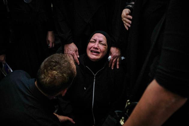 News Bilder des Tages People mourn during the funeral procession for members of a Lebanese family in Wardaniyeh, Lebanon, 03 June 2026. A displaced Lebanese family, parents Hassan Abdullah and Hanan Shehab, along with their children Leen, Ali, Ibrahim, and Julia, were killed in an Israeli airstrike in Marwanieh, south Lebanon. According to the Lebanese Ministry of Health, Israeli attacks across Lebanon have killed more than 3,500 people and injured more than 10,600 since renewed hostilities between Israel and Hezbollah began in March 2026. Funeral for Lebanese family killed in Israeli airstrike !ACHTUNG: NUR REDAKTIONELLE NUTZUNG! Copyright: xEdgarxGutiérrezx GRAF191 20260603-55020488484_1
