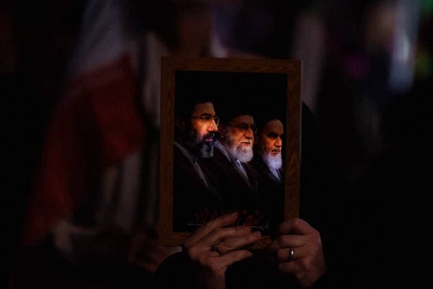 News Bilder des Tages June 3, 2026, Tehran, Iran: An Iranian holds up a portrait of Iran s late Supreme Leader, Ayatollah Ali Khamenei, and Iran s newly appointed Supreme Leader, Ayatollah Mojtaba Khamenei, during a state-organized rally amid a ceasefire in the conflict involving Iran, the United States and Israel. Iranâ€⠢s chief negotiator warned that the United States was not to be trusted, saying Tehran would not agree to any deal with Washington unless it fully secured Iranian rights, while U.S. President Donald Trump said on June 1 that talks with Iran were moving at a rapid pace. Tehran has threatened to widen the war by keeping the Strait of Hormuz blocked and activating other pressure points around the region, and the military adviser to Iranâ€â - ZUMAi98_ 20260603_zih_i98_008 Copyright: xIranianxSupremexLeader SxOfficex