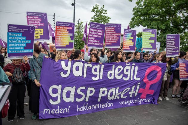 News Bilder des Tages June 13, 2026, Istanbul, Istanbul, Turkey: Women s, LGBTQ+ and children s rights organizations gathered to protest the government s proposed 12th Judicial Reform Package, holding a press statement against what they describe as a measure that would restrict fundamental rights and freedoms. Speakers criticized provisions related to alimony, custody, mediation in cases involving violence, LGBTQ+ rights, children s rights and social media regulations, arguing that the package would increase state control over private life and weaken existing legal protections. The groups called for the complete withdrawal of the proposal and reaffirmed their commitment to defending equal rights, freedom and a life free from violence. Istanbul Turkey - ZUMAt171 20260613_zip_t171_049 Copyright: xAbdullahxTepelix