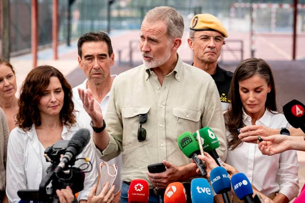 The King and Queen Visit Evacuees from the Western Mountain Range Fire in Villamanta, Madrid: The King and Queen, King Felipe VI and Queen Letizia, accompanied by the Commander-in-Chief of the UME, Francisco Javier Ramos 2d, the President of the Community of Madrid, Isabel Díaz Ayuso i, and the mayor of Villamanta, Mariano Núnez, during their visit to those evacuated due to the fire in the western mountains at the La Chopera sports center on July 26, 2026, in Villamanta, Madrid, Spain. The King and Queen visited the sports center to assess the situation of those affected, show their support for the displaced families, and thank the volunteers who are helping with care and assistance. The Madrid municipality of Villamanta is hosting residen Copyright: xA.xPÃ rezxMecax 7688604