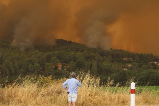 FIRE IN THE VAR REGION IN MONTFORT PHOTOPQR NICE MATIN BOUTRIA LUC 07 31 2026 Photo by Boutria Luc, Nice Matin, Varmatin FIRE IN THE VAR REGION IN MONTFORT Driven by gusts of mistral wind, the blaze is spreading rapidly, creating alarming fire jumps toward Montfort-sur-Argens. Faced with the imminent danger, the Var Prefecture immediately activated the FR Alert system, sending emergency notifications to the cell phones of residents in the area. Montfort-sur-Argens, Var, France, July 31, 2026 – Firefighters battle a flare-up of the Gros Bessillon wildfire near Montfort-sur-Argens as strong mistral winds drive the flames toward the village, France Copyright: xPHOTOPQR NICExMATIN MAXPPPxBOUTRIAxLUCx 20260731NIM1148 20260731NIM1155