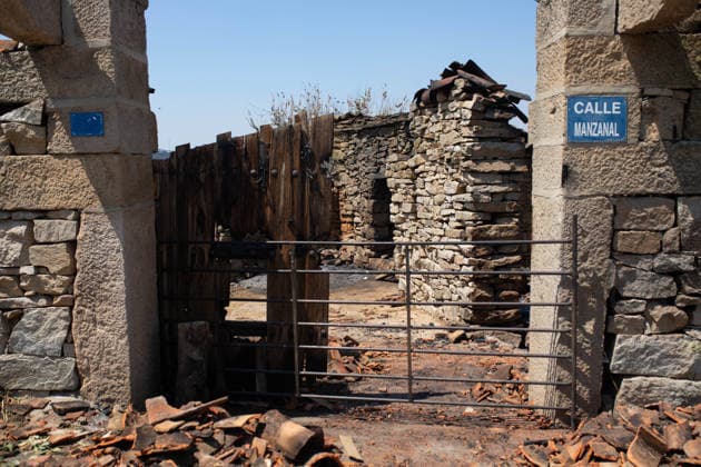 Residents of 12 of the 14 towns evacuated due to the Fermoselle fire have been relocated, and restrictions have been lifted in two municipalities. House destroyed by a wildfire, as of July 31, 2026, in Fornillos de Fermoselle, Zamora, Castile and León, Spain. Castile and León Civil Protection reported on Friday that residents evacuated due to the Fermoselle fire in Zamora—from the towns of Pasariegos, Villar del Buey, Dehesa de Pedraza, Cibanal, Formariz, Muga de Sayago, Tudera, Arganín, Badilla, Cozcurrita, Zafara, Palazuelo de Sayago, and Fornillos de Fermoselle, while lockdown measures have been lifted in the municipalities of Fermoselle and Fariza, and the towns of Mámoles and Pinilla de Fermoselle remain evacuated. Thus, only the town Copyright: xPalomaxV.xEscarpax 7697500
