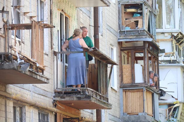 People stand on balconies in an apartment block in the Solomianskyi district damaged by a Russian missile strike, Kyiv, Ukraine, August 1, 2026. The missile partially destroyed a five-storey apartment block, where several flats were completely burnt out. Two people were killed and eight injured. Municipal services, charities, psychologists and law enforcement officers are working at the site. Residents of damaged flats are receiving essential assistance, while the destruction is being documented for future restoration. In total, nine people were killed, more than 30 wounded, and 20 buildings damaged in Kyiv as a result of the Russian ballistic missile attack on Saturday night, August 1. (Photo by Pavlo Bahmut Ukrinform) Response to Russian Copyright: xPavloxBahmutx
