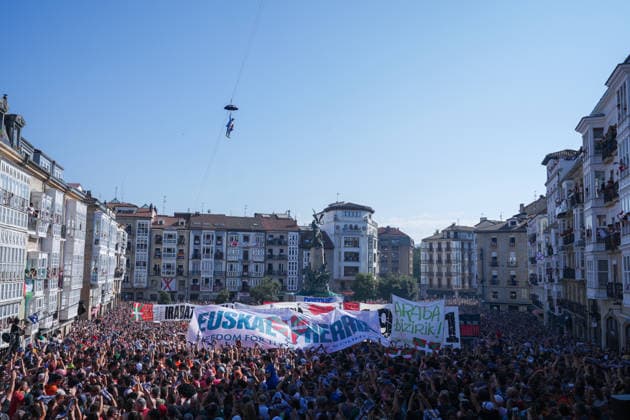 Start of the 2026 La Blanca Festival in Vitoria The descent of the Celedón during the start of the 2026 La Blanca Festival, on August 4, 2026, in Vitoria-Gasteiz, Álava, Basque Country, Spain. The festivities in Vitoria in honor of the Virgen Blanca begin today, August 4, with the descent of the Celedón and the traditional chupinazo, and continue through August 9. Tomorrow is the highlight of the festivities, when the floral offering and the Aurresku in honor of the Virgen Blanca will be performed by the Blusas and Neskas dance groups. In addition, there will be parades of giants and big-heads, concerts by the municipal band, and other activities, such as the release of heifers or the Alava-style bolo championship. AUGUST 4, 2026 CEL Copyright: xInakixBerasalucex 7701821