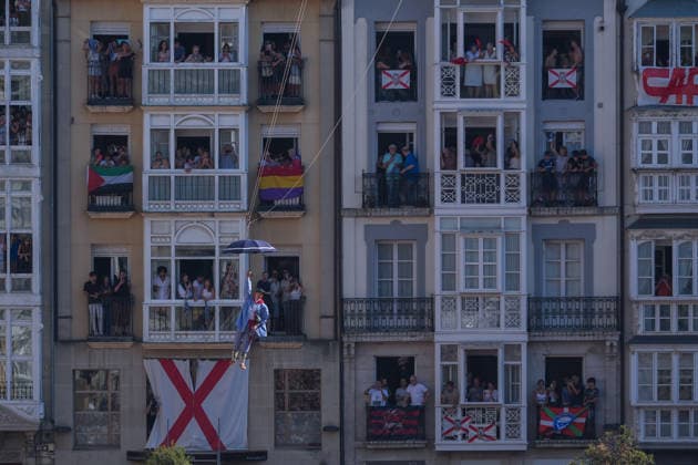Start of the 2026 La Blanca Festival in Vitoria The descent of the Celedón during the start of the 2026 La Blanca Festival, on August 4, 2026, in Vitoria-Gasteiz, Álava, Basque Country, Spain. The festivities in Vitoria in honor of the Virgen Blanca begin today, August 4, with the descent of the Celedón and the traditional chupinazo, and continue through August 9. Tomorrow is the highlight of the festivities, when the floral offering and the Aurresku in honor of the Virgen Blanca will be performed by the Blusas and Neskas dance groups. In addition, there will be parades of giants and big-heads, concerts by the municipal band, and other activities, such as the release of heifers or the Alava-style bolo championship. AUGUST 4, 2026 CEL Copyright: xInakixBerasalucex 7701824