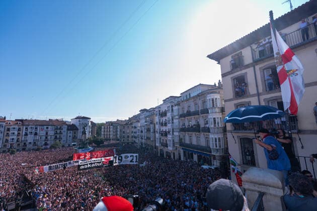 Start of the 2026 La Blanca Festival in Vitoria The descent of the Celedón during the start of the 2026 La Blanca Festival, on August 4, 2026, in Vitoria-Gasteiz, Álava, Basque Country, Spain. The festivities in Vitoria in honor of the Virgen Blanca begin today, August 4, with the descent of the Celedón and the traditional chupinazo, and continue through August 9. Tomorrow is the highlight of the festivities, when the floral offering and the Aurresku in honor of the Virgen Blanca will be performed by the Blusas and Neskas dance groups. In addition, there will be parades of giants and big-heads, concerts by the municipal band, and other activities, such as the release of heifers or the Alava-style bolo championship. AUGUST 4, 2026 CEL Copyright: xInakixBerasalucex 7701828