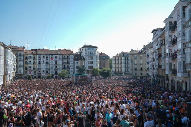Start of the 2026 La Blanca Festival in Vitoria Hundreds of people gathered for the start of the 2026 La Blanca Festival on August 4, 2026, in Vitoria-Gasteiz, Álava, Basque Country, Spain. The Vitoria festivities in honor of the Virgin Blanca begin today, August 4, with the descent of the Celedón and the traditional chupinazo, and continue through August 9. Tomorrow is the highlight of the festivities, when the floral offering and the Aurresku in honor of the Virgen Blanca will be performed by the Blusas and Neskas dance groups. In addition, there will be parades of giants and big-heads, concerts by the municipal band, and other activities, such as the release of heifers or the Alava-style bolo tournament. AUGUST 4, 2026 CELEDÓN FES Copyright: xInakixBerasalucex 7701829