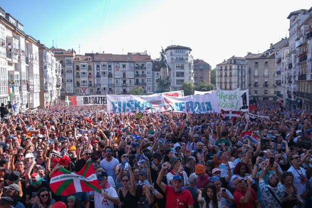 Start of the 2026 La Blanca Festival in Vitoria Hundreds of people gathered for the start of the 2026 La Blanca Festival on August 4, 2026, in Vitoria-Gasteiz, Álava, Basque Country, Spain. The Vitoria festivities in honor of the Virgin Blanca begin today, August 4, with the descent of the Celedón and the traditional chupinazo, and continue through August 9. Tomorrow is the highlight of the festivities, when the floral offering and the Aurresku in honor of the Virgen Blanca will be performed by the Blusas and Neskas dance groups. In addition, there will be parades of giants and big-heads, concerts by the municipal band, and other activities, such as the release of heifers or the Alava-style bolo tournament. AUGUST 4, 2026 CELEDÓN FES Copyright: xInakixBerasalucex 7701835