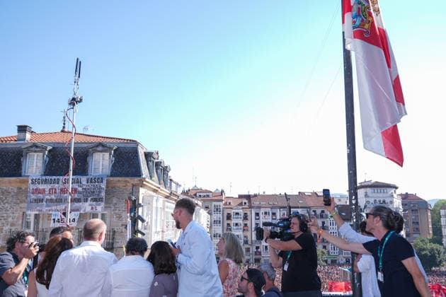 Start of the 2026 La Blanca Festival in Vitoria The chupinazo marking the start of the 2026 La Blanca Festival, on August 4, 2026, in Vitoria-Gasteiz, Álava, Basque Country, Spain. The festivities in Vitoria in honor of the Virgin Blanca begin today, August 4, with the descent of the Celedón and the traditional chupinazo, and continue through August 9. Tomorrow is the highlight of the festivities, when the floral offering and the Aurresku in honor of the Virgen Blanca will be performed by the Blusas and Neskas dance groups. In addition, there will be parades of giants and big-heads, concerts by the municipal band, and other activities, such as the release of heifers or the Alava-style bolo championship. AUGUST 4, 2026 CELEDÓN FESTIVI Copyright: xInakixBerasalucex 7701843