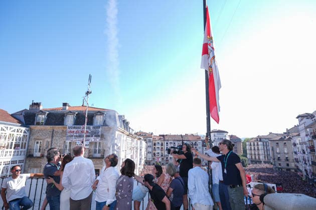 Start of the 2026 La Blanca Festival in Vitoria The chupinazo marking the start of the 2026 La Blanca Festival, on August 4, 2026, in Vitoria-Gasteiz, Álava, Basque Country, Spain. The festivities in Vitoria in honor of the Virgin Blanca begin today, August 4, with the descent of the Celedón and the traditional chupinazo, and continue through August 9. Tomorrow is the highlight of the festivities, when the floral offering and the Aurresku in honor of the Virgen Blanca will be performed by the Blusas and Neskas dance groups. In addition, there will be parades of giants and big-heads, concerts by the municipal band, and other activities, such as the release of heifers or the Alava-style bolo championship. AUGUST 4, 2026 CELEDÓN FESTIVI Copyright: xInakixBerasalucex 7701844