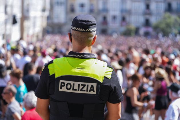 Start of the 2026 La Blanca Festival in Vitoria A police officer during the start of the 2026 La Blanca Festival, on August 4, 2026, in Vitoria-Gasteiz, Álava, Basque Country, Spain. The festivities in Vitoria in honor of the Virgin Blanca begin today, August 4, with the descent of the Celedón and the traditional chupinazo, and continue through August 9. Tomorrow is the main day of the festivities, when the floral offering and the Aurresku in honor of the Virgen Blanca are performed by the Blusas and Neskas dance groups. In addition, there will be parades of giants and big-heads, concerts by the municipal band, and other activities, such as the release of heifers or the Alava-style bolo tournament. AUGUST 4, 2026 CELEDÓN FESTIVITIES Copyright: xInakixBerasalucex 7701848