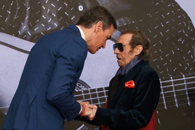 Flamenco guitarist Pepe Habichuela dies at age 82. File photo. Prime Minister Pedro Sánchez, presents an award to musician José Antonio Carmona (Pepe Habichuela), during a tribute to the Romani people marking the 600th anniversary of their arrival in Spain, at the Moncloa Complex on February 21, 2026, in Madrid, Spain. The event, titled GELEM, GELEM, brought together figures from the worlds of culture, politics, academia, and social activism to champion the struggle for equal rights for the Romani people and their cultural richness. Madrid, Spain Copyright: xMatiasxChiofalox 7701999
