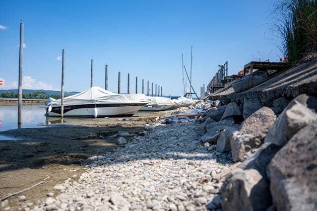 Moos, Lake Constance, low water, water level, drought, climate change, boats, sailboats, motorboats, run aground, shore, shipping, water shortage, drought, heat, summer, Baden-Württemberg, nature, bodies of water, Lake Constance region, environment, tourism, stock photo, summer 2026, Moos, Lake Constance, Baden-Württemberg, Germany Copyright: xFINLEYxMÖRCHx