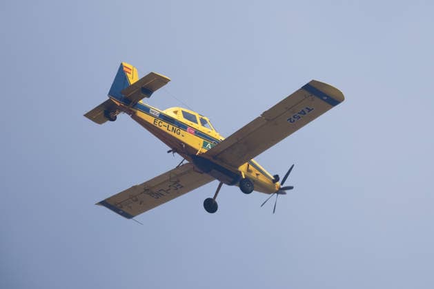 The number of ground personnel fighting the fire in Niebla has increased to 150, with 18 aerial resources. An Infoca aircraft is fighting the wildfire that broke out in the town of Niebla, in Huelva. August 7, 2028, in Niebla, Huelva, Andalusia, Spain: Andalusia’s Forest Fire Emergency Plan (Plan Infoca) has increased the number of ground personnel from 80 to 150 this Friday to contain the forest fire that broke out Thursday afternoon in the Raboconejo area of Niebla, Huelva, which remains in the emergency phase, Operational Level 1, and which has forced the preventive evacuation of 23 residents from the hamlets of Raboconejo and Caballón. Likewise, 18 aerial resources continue to operate in the area. AUGUST 7, 2026 Niebla, Huelva, Andalus Copyright: xClaraxCarrascox 7705116