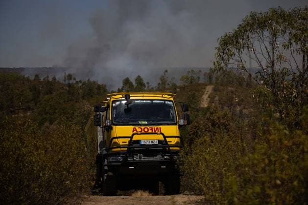 The number of ground personnel fighting the fire in Niebla has increased to 150, with 18 aerial resources. Infoca personnel are battling the wildfire that broke out in the town of Niebla, in Huelva. August 7, 2028, in Niebla, Huelva, Andalusia, Spain: Andalusia’s Forest Fire Emergency Plan (Plan Infoca) has increased the number of ground personnel from 80 to 150 this Friday to contain the forest fire that broke out Thursday afternoon in the Raboconejo area of Niebla, Huelva, which remains in the emergency phase, Operational Level 1, and which has forced the preventive evacuation of 23 residents from the hamlets of Raboconejo and Caballón. Likewise, 18 aerial resources continue to operate in the area. AUGUST 7, 2026 Niebla, Huelva, Andalusi Copyright: xClaraxCarrascox 7705122