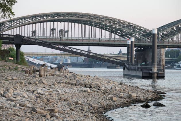 Cologne, Germany, Nature, Climate, Summer, Drought, Rhine, Low Water Levels, Cologne, North Rhine-Westphalia, Germany, August 6, 2026 The water level of the Rhine in Cologne is alarmingly low, allowing only limited navigation GER, Nature, Climate, Summer, Drought, Rhine, Low Water, Cologne, North Rhine-Westphalia, Germany, August 6, 2026 Copyright: xEibner-Pressefoto JuergenxAugstx EP_JAT