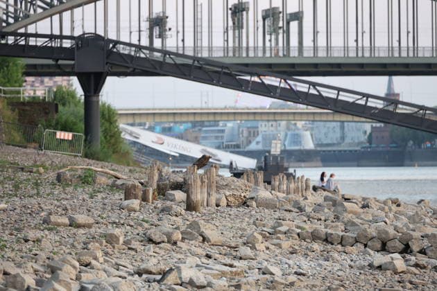 Cologne, Germany, Nature, Climate, Summer, Drought, Rhine, Low Water Levels, Cologne, North Rhine-Westphalia, Germany, August 6, 2026 The water level of the Rhine in Cologne is alarmingly low, allowing only limited navigation GER, Nature, Climate, Summer, Drought, Rhine, Low Water, Cologne, North Rhine-Westphalia, Germany, August 6, 2026 Copyright: xEibner-Pressefoto JuergenxAugstx EP_JAT