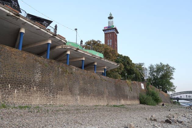 Cologne, Germany, Nature, Climate, Summer, Drought, Rhine, Low Water Levels, Cologne, North Rhine-Westphalia, Germany, August 6, 2026 The water level of the Rhine in Cologne is alarmingly low, allowing only limited navigation GER, Nature, Climate, Summer, Drought, Rhine, Low Water, Cologne, North Rhine-Westphalia, Germany, August 6, 2026 Copyright: xEibner-Pressefoto JuergenxAugstx EP_JAT