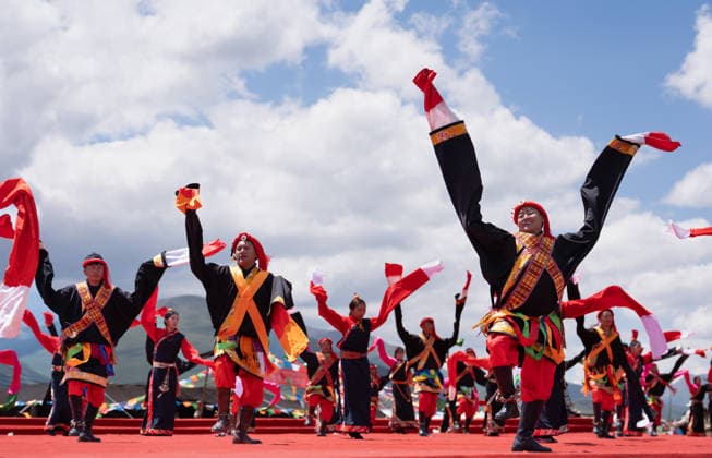 News Bilder des Tages (260807) -- GARZE, Aug. 7, 2026 -- People perform Guozhuang dance, a traditional Tibetan square dance, at the opening ceremony of the tent festival in Shiqu County of Garze Tibetan Autonomous Prefecture, southwest China s Sichuan Province, Aug. 7, 2026. A tent festival kicked off here on Friday. During the festival, local residents and tourists gather together, setting up tents and enjoying activities including horse racing, singing and dancing performances, and traditional sports competitions. ) CHINA-SICHUAN-GARZE-SHIQU-TENT FESTIVAL (CN) JiangxHongjing