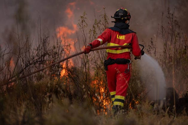 The wildfire in Niebla, Huelva, remains active, with more than 4,000 hectares affected The wildfire in Niebla, Huelva, remains active, with more than 4,000 hectares affected August 8, 2026, in Niebla, Huelva, Andalusia, Spain The wildfire that broke out this past Thursday in the Raboconejo area of Niebla, Huelva, has spread to over 4,000 hectares, and the emergency phase—Operational Level 2—remains in effect, due to constantly shifting winds that are hampering the efforts of more than 300 firefighters working to extinguish it. AUGUST 8, 2026 Niebla, Huelva, Andalusia, Spain Niebla, Huelva, Andalusia, Spain Spain Copyright: xClaraxCarrascox 7706215