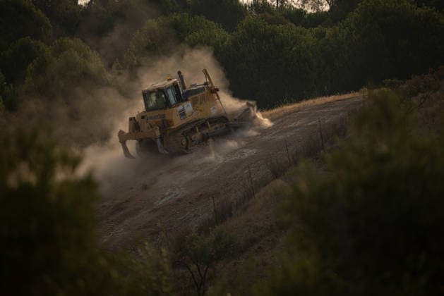 The wildfire in Niebla, Huelva, remains active, with more than 4,000 hectares affected The wildfire in Niebla, Huelva, remains active, with more than 4,000 hectares affected August 8, 2026, in Niebla, Huelva, Andalusia, Spain The wildfire that broke out this past Thursday in the Raboconejo area of Niebla, Huelva, has spread to over 4,000 hectares, and the emergency phase—Operational Level 2—remains in effect, due to constantly shifting winds that are hampering the efforts of more than 300 firefighters working to extinguish it. AUGUST 8, 2026 Niebla, Huelva, Andalusia, Spain Niebla, Huelva, Andalusia, Spain Spain Copyright: xClaraxCarrascox 7706226