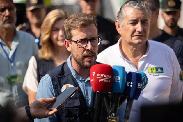 The wildfire in Niebla, Huelva, remains active, with more than 4,000 hectares affected The wildfire in Niebla, Huelva, remains active, with more than 4,000 hectares affected As of August 8, 2026, in Niebla, Huelva, Andalusia, Spain The Spanish Government’s subdelegate in Seville, Francisco Toscano, addresses the media from the command post set up for the wildfire that broke out in the Raboconejo area of Niebla, Huelva, which has now spread over 4,000 hectares. AUGUST 8, 2026, Niebla, Huelva, Andalusia, Spain Niebla, Huelva, Andalusia, Spain Copyright: xClaraxCarrascox 7706238